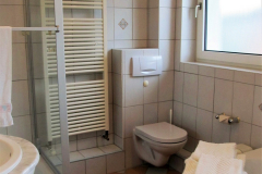 Badezimmer mit Dusche, Badewanne und WC