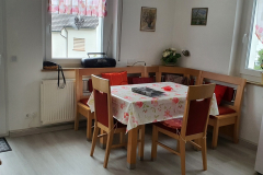 Essecke mit Zugang zur Terrasse