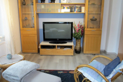 TV, aber auch einige Buecher stehen zum schmoekern bereit