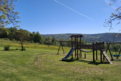 Spielplatz-vor-dem-Haus